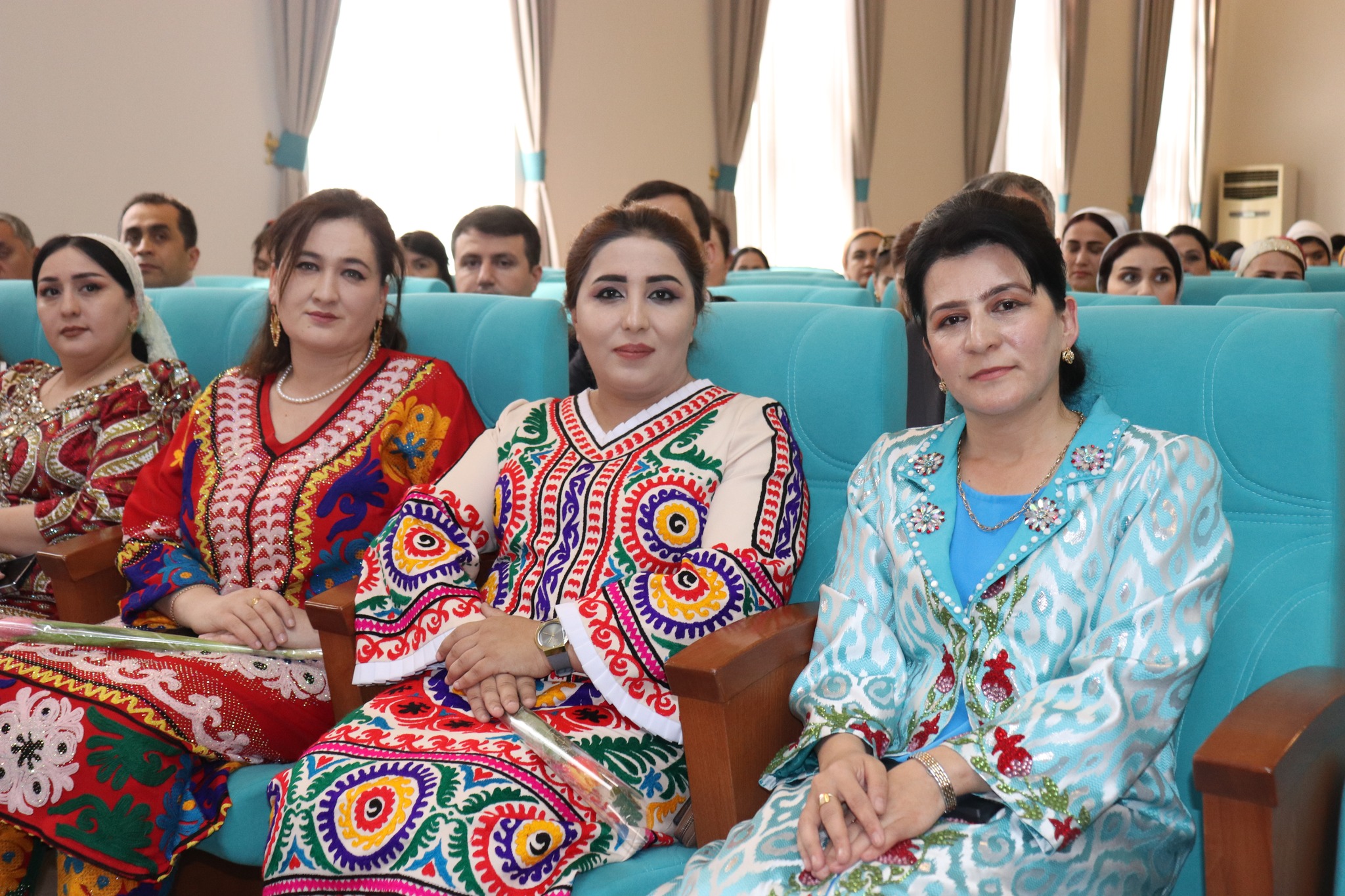 ГУЛҲОИ БИҲИШТӢ, БА ҚАДАМҲОИ ТУ РӮЯНД!